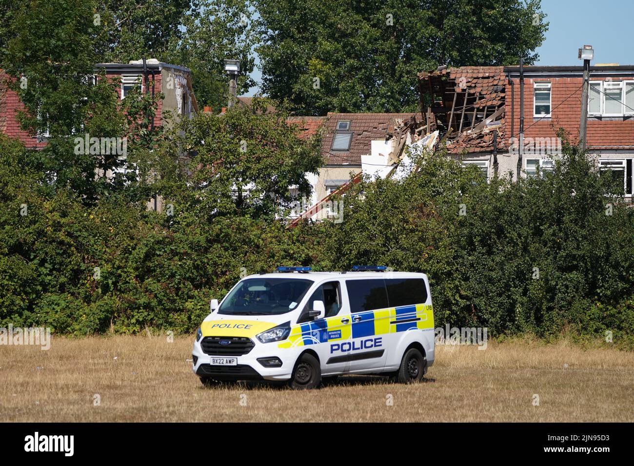 La escena en Galpin's Road en Thornton Heath, al sur de Londres, donde un niño, llamado localmente Sahara Salman, murió cuando una casa adosada se derrumbó después de una explosión y un incendio el lunes. Fecha de la foto: Miércoles 10 de agosto de 2022. Foto de stock