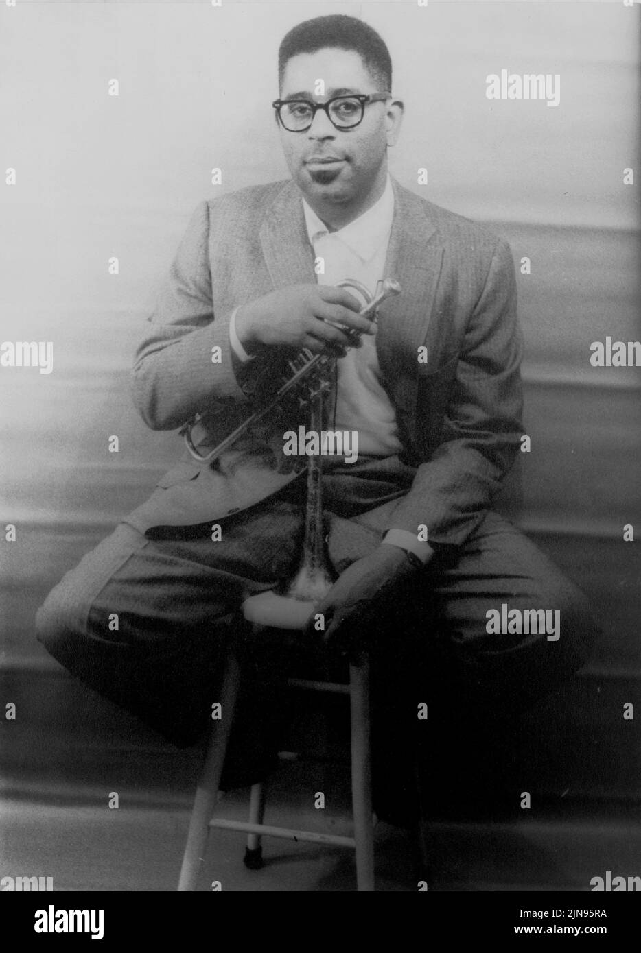 EE.UU. - 02 de diciembre de 1955 - Retrato del músico de jazz Dizzy Gillespie (John Birks) - Foto: Carl van Vechten/Geopix Foto de stock