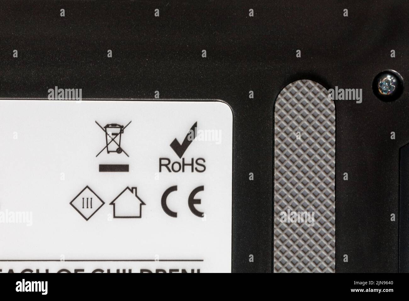 RoHS Restricción de sustancias peligrosas, logotipo del símbolo CE e información de reciclaje sobre el aspirador robótico Foto de stock