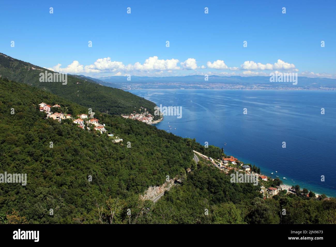 Famosos monumentos, vista desde el punto de vista en Moscenice a Moscenicka Draga al final del verano, vistas, costa adriática, Croacia Foto de stock