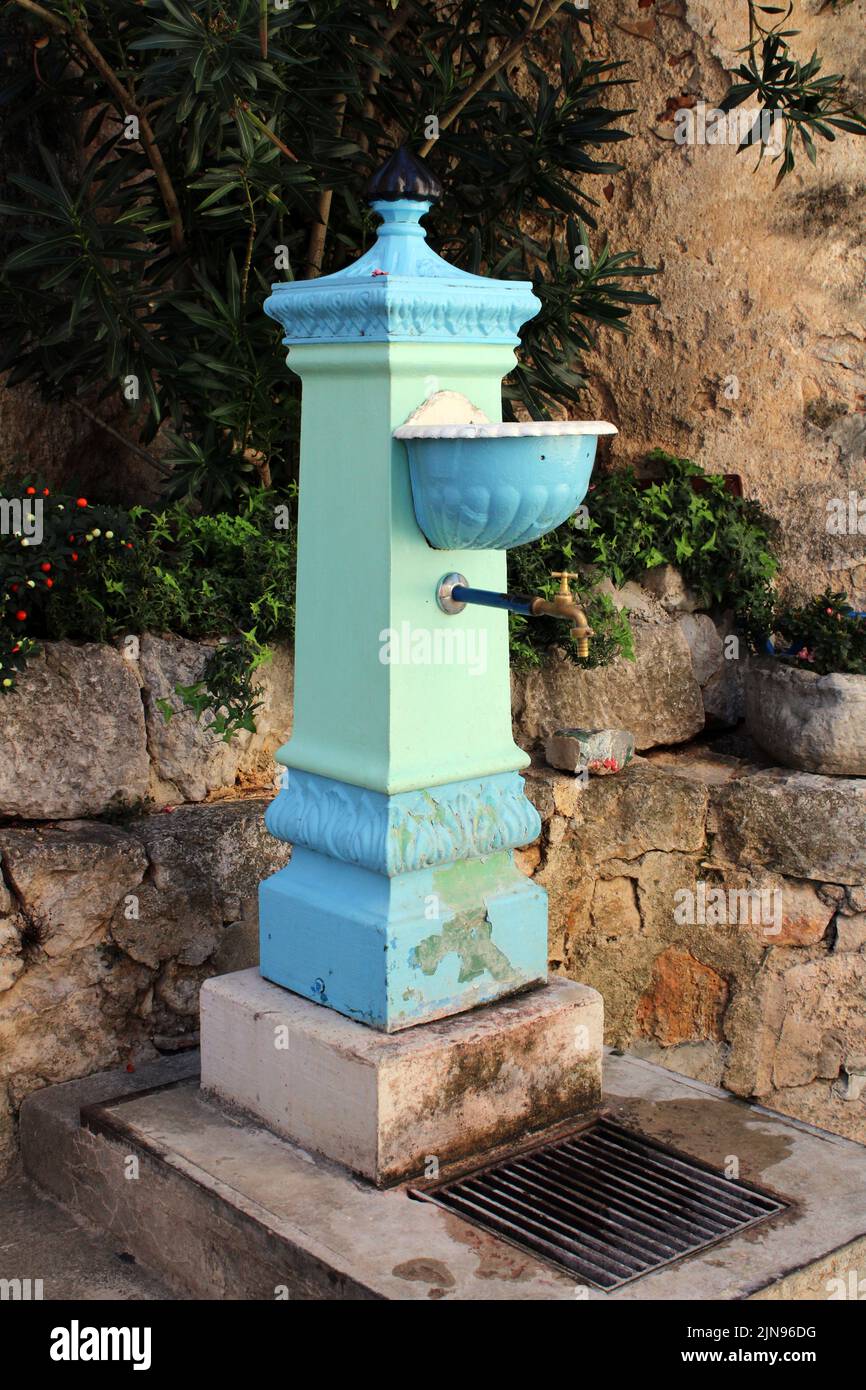 Famosos monumentos, antigua bomba de agua en Moscenice a finales de verano, vistas, costa adriática, Croacia Foto de stock