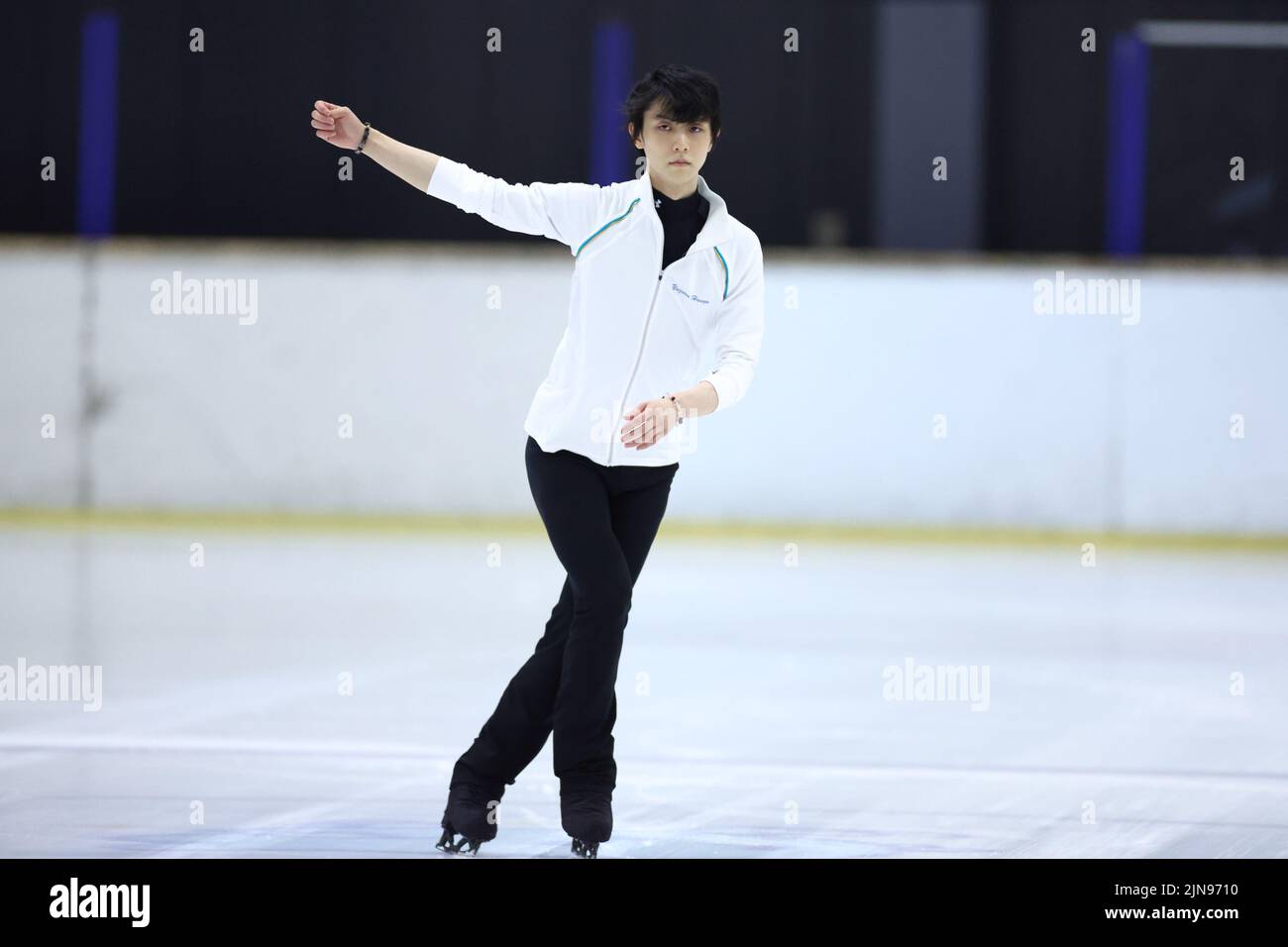Yuzuru Hanyu, 10 DE AGOSTO de 2022 - Patinaje artístico: El patinador artístico japonés Yuzuru Hanyu actúa durante la sesión de formación abierta titulada 'SharePractice' en la pista de hielo de Sendai en Miyagi, Japón. (Foto de Naoki Nishimura/AFLO SPORT) Foto de stock