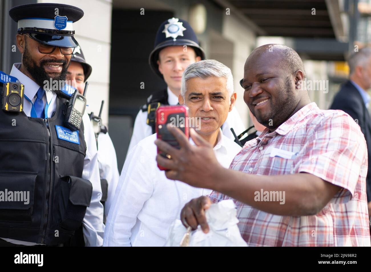 El alcalde de Londres Sadiq Khan durante una visita a Tottenham Hale Village, al norte de Londres, donde se unió a un equipo de policía de barrio patrullando y visitando el centro juvenil Eagle Heights, que está financiado por la Unidad de Reducción de la Violencia del Alcalde. Fecha de la foto: Miércoles 10 de agosto de 2022. Foto de stock