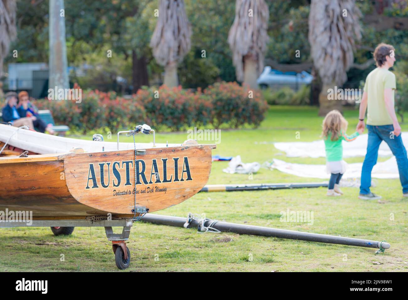 Parte del Sydney Flying Squadron, club de botes abiertos en Kirribilli, Sydney, formado en 1891, 'Australia' es un barco de carreras tradicional de madera de 18ft skiff Foto de stock