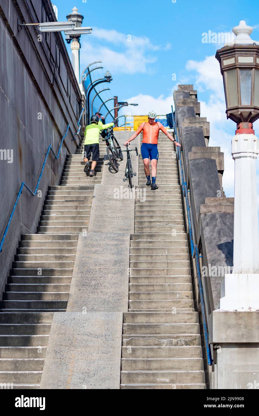 Prevista para su sustitución después de una competición internacional de diseño, la rampa para bicicletas del norte desde el puente del puerto de Sídney puede suponer un reto Foto de stock