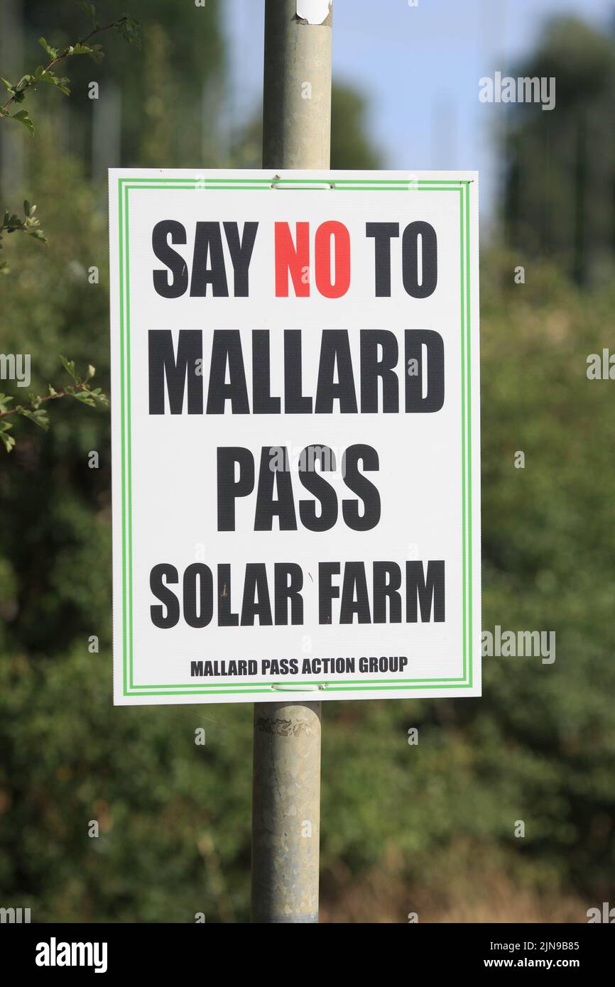 6th de agosto de 2022 Señal de protesta contra la utilización de tierras de cultivo para una granja solar Foto de stock