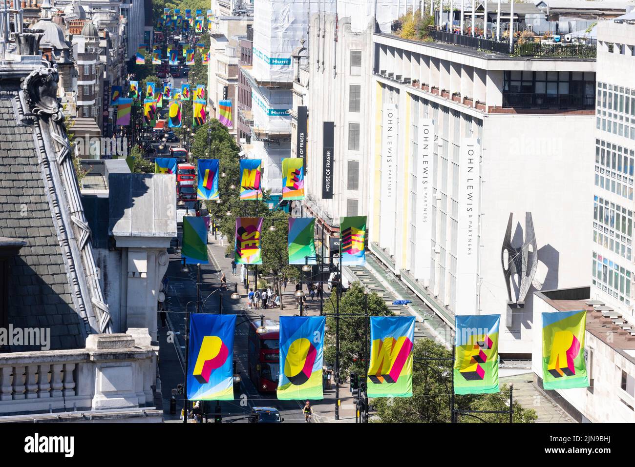 USO EDITORIAL SÓLO vistas de Oxford Street como 105 banderas diseñadas por el artista Morag Myerscough son reveladas como parte de la campaña Poder Limpio de #TOGETHERBAND, con el objetivo de alentar la acción en la transición hacia un futuro sin carbono. Fecha de la foto: Miércoles 10 de agosto de 2022. Foto de stock