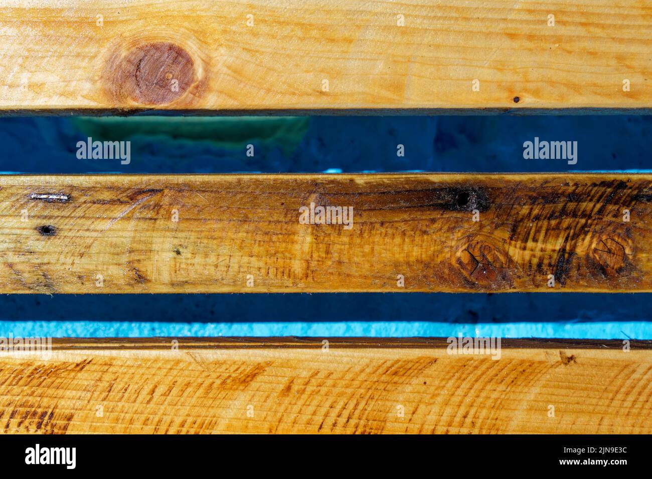 primer plano de tablas de madera impregnadas con barniz de aceite de