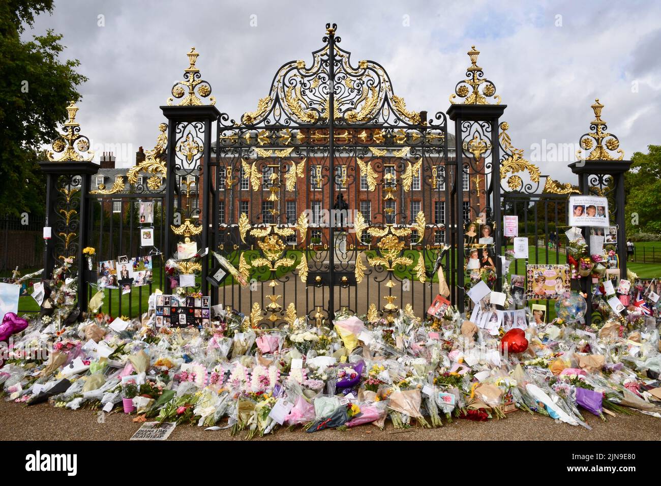 Princesa Diana 20th Aniversario, Tributos fueron dejados en el Golden Gates, Kensington Palace en memoria de la Princesa Diana que murió en París el 31.08.97. Kensington Gardens, Londres. REINO UNIDO Foto de stock