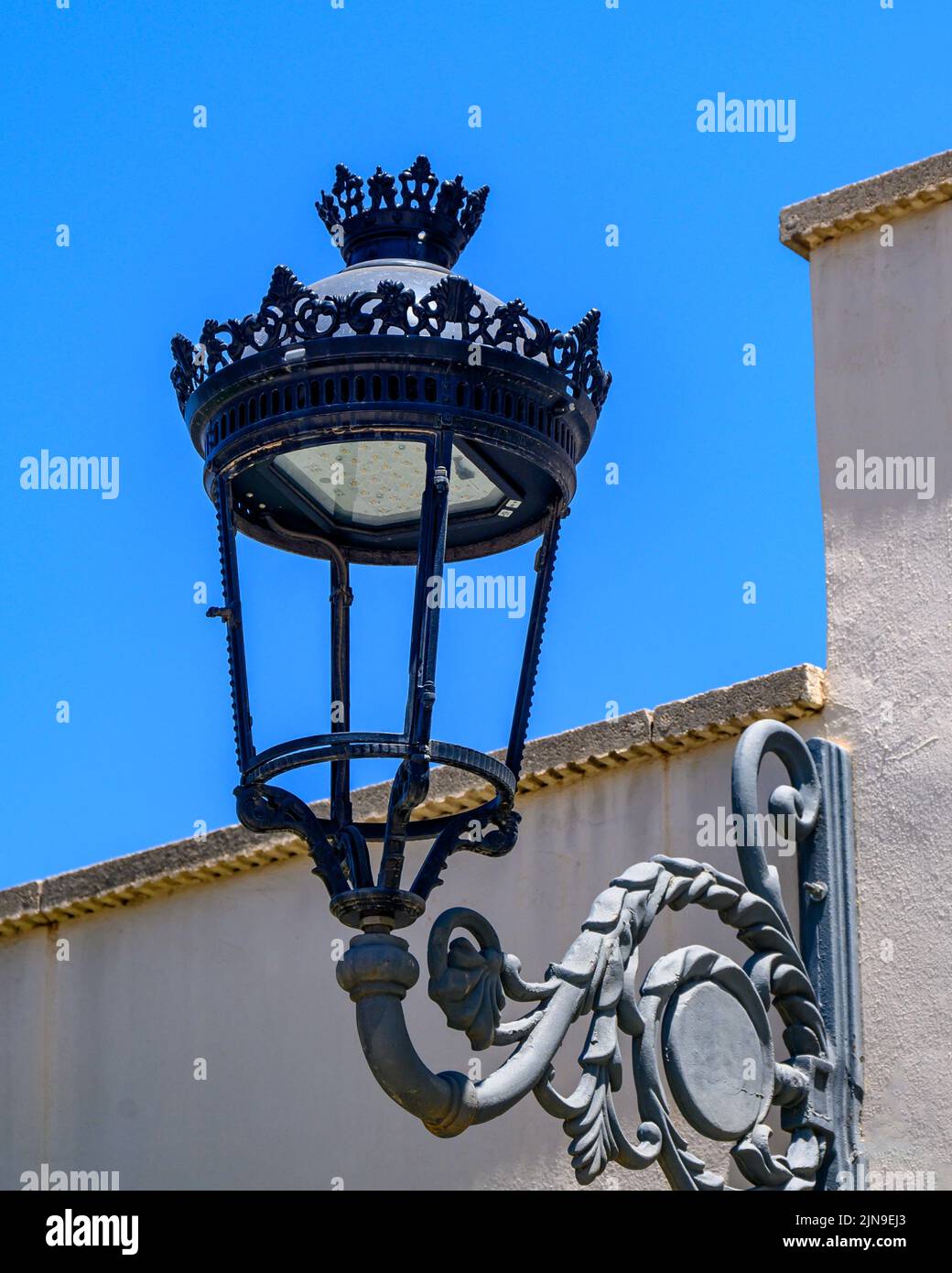 Arquitectura exterior del edificio de la plaza de toros. Lámpara eléctrica de estilo colonial con luz LED Foto de stock