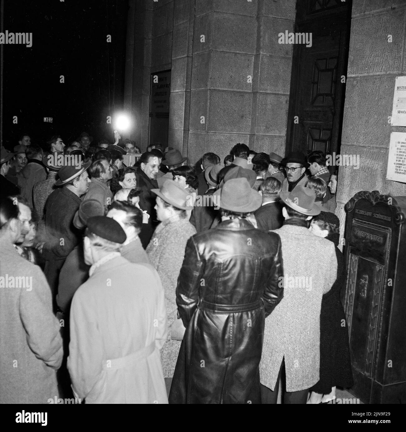 Heute wählt West-Berlin - Auch vor der Tür warten Journalisten und Publikum gespannt auf die Auszählung des Wahlergebnisses, Berlin, Deutschland 1958. Foto de stock