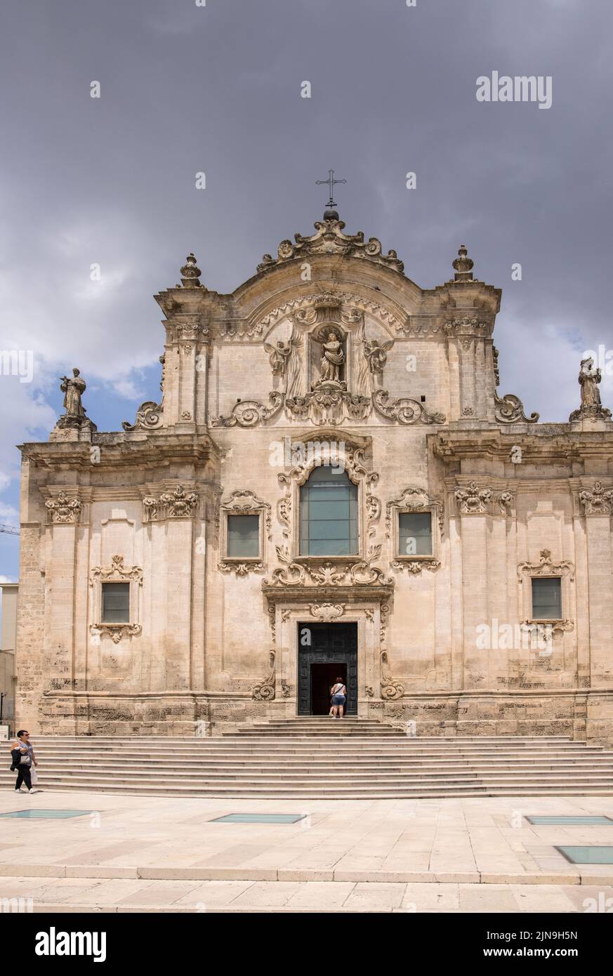 chiesa di san francesco d'assisi, en la plaza de matera, una ciudad declarada patrimonio de la humanidad por la unesco en puglia, italia Foto de stock