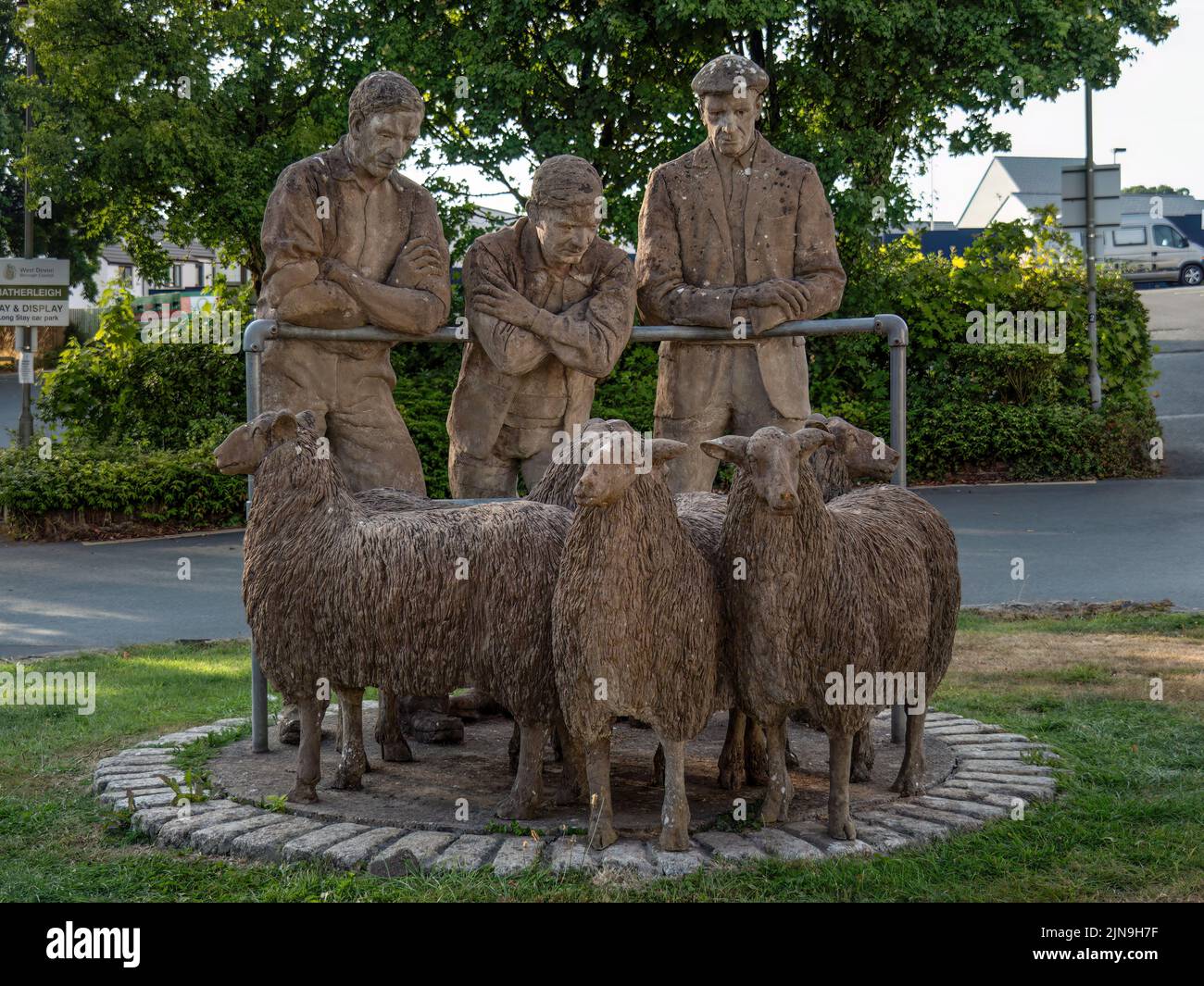 Hatherleigh, DEVON, INGLATERRA - AGOSTO 9 2022: La famosa escultura de ovejas creada por Roger Dean. Es un monumento conmemorativo al Exeter Blitz de la Segunda Guerra Mundial Foto de stock