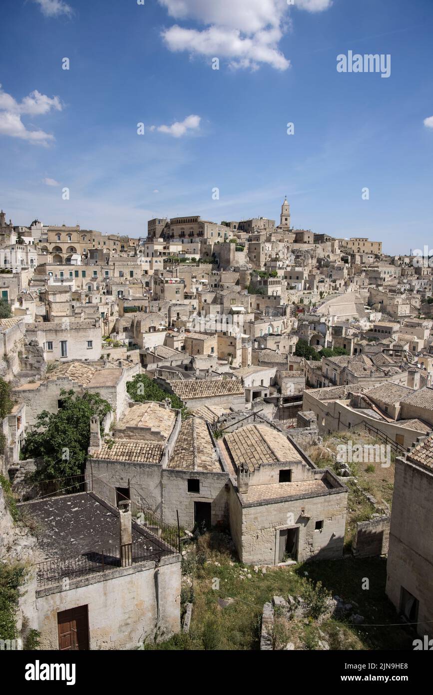 vea el casco antiguo de matera, una ciudad declarada patrimonio de la humanidad por la unesco en puglia, italia Foto de stock
