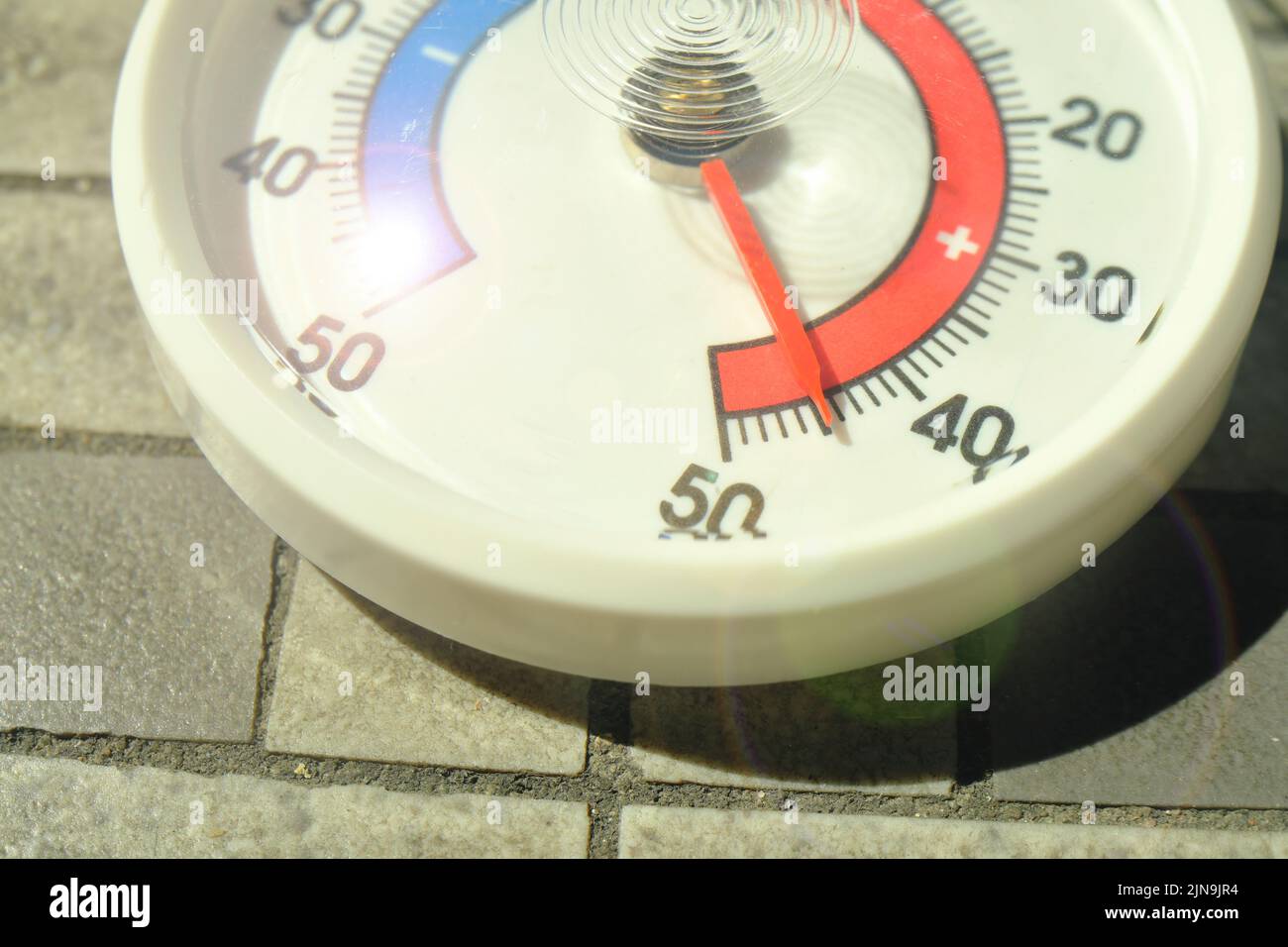 termómetro que muestra altas temperaturas, cambio climático, concepto de calentamiento global Foto de stock