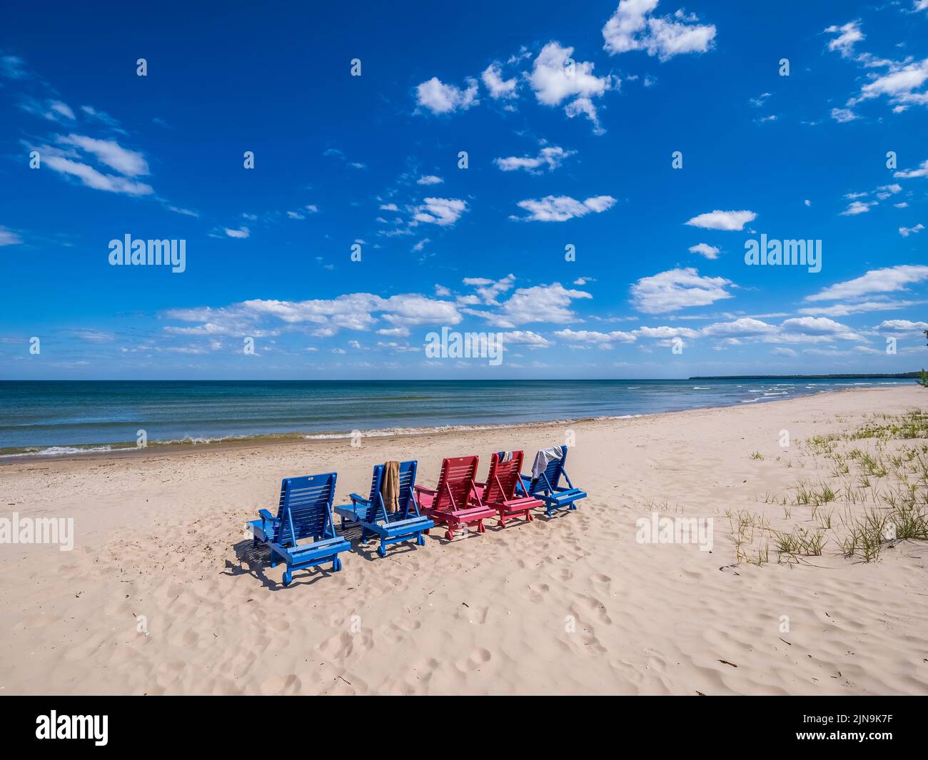 Sillas en la playa del lago Michigan en la aldea de Jacksonport en el condado de la puerta de Eisantincken USA Foto de stock