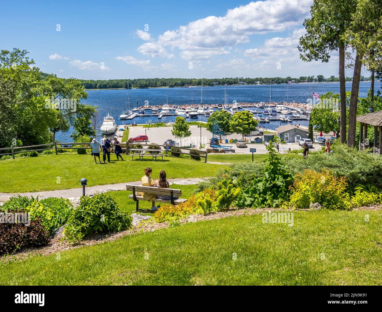 Parque con vistas al puerto deportivo y al lago Michigan en Egg Harbor en Door County Wisconsin USA Foto de stock