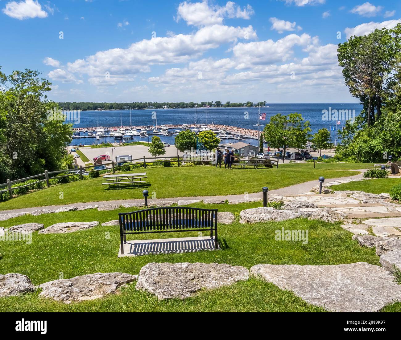 Parque con vistas al puerto deportivo y al lago Michigan en Egg Harbor en Door County Wisconsin USA Foto de stock