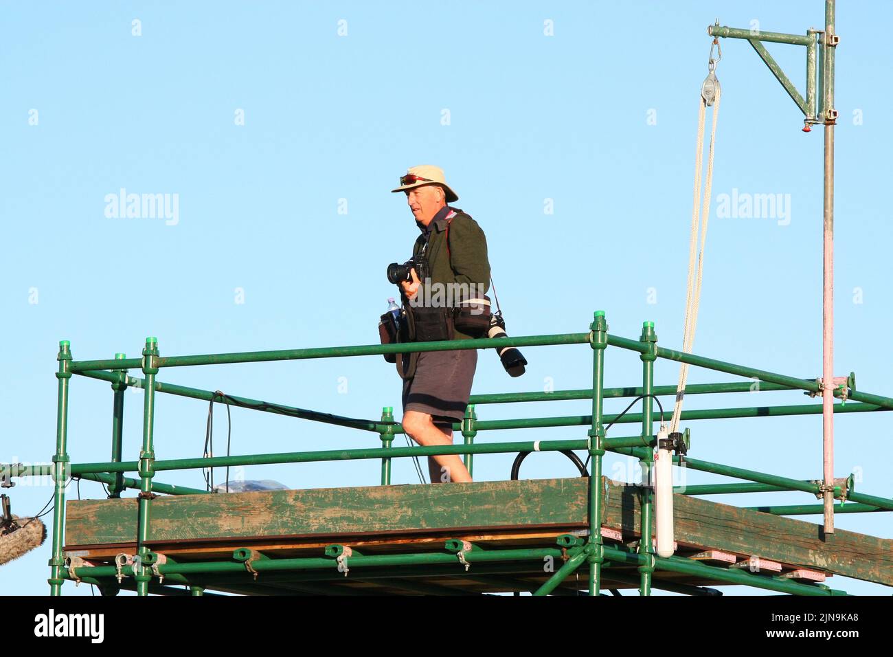 El legendario fotógrafo de golf David Cannon en la parte superior de la torre de TV junto al green de 16th hoyos durante la segunda ronda del Abierto Británico de Mujeres Ricoh 2013 celebrado en Foto de stock