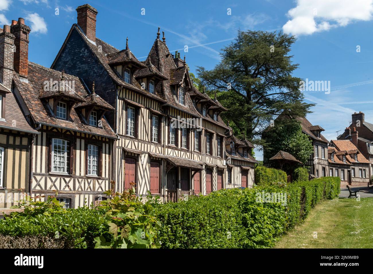 Francia, Eure, Lyons la Foret, etiquetado Les Plus Beaux Villages de France (los pueblos más bellos de Francia), casa de entramado de madera // Francia, Eure Foto de stock