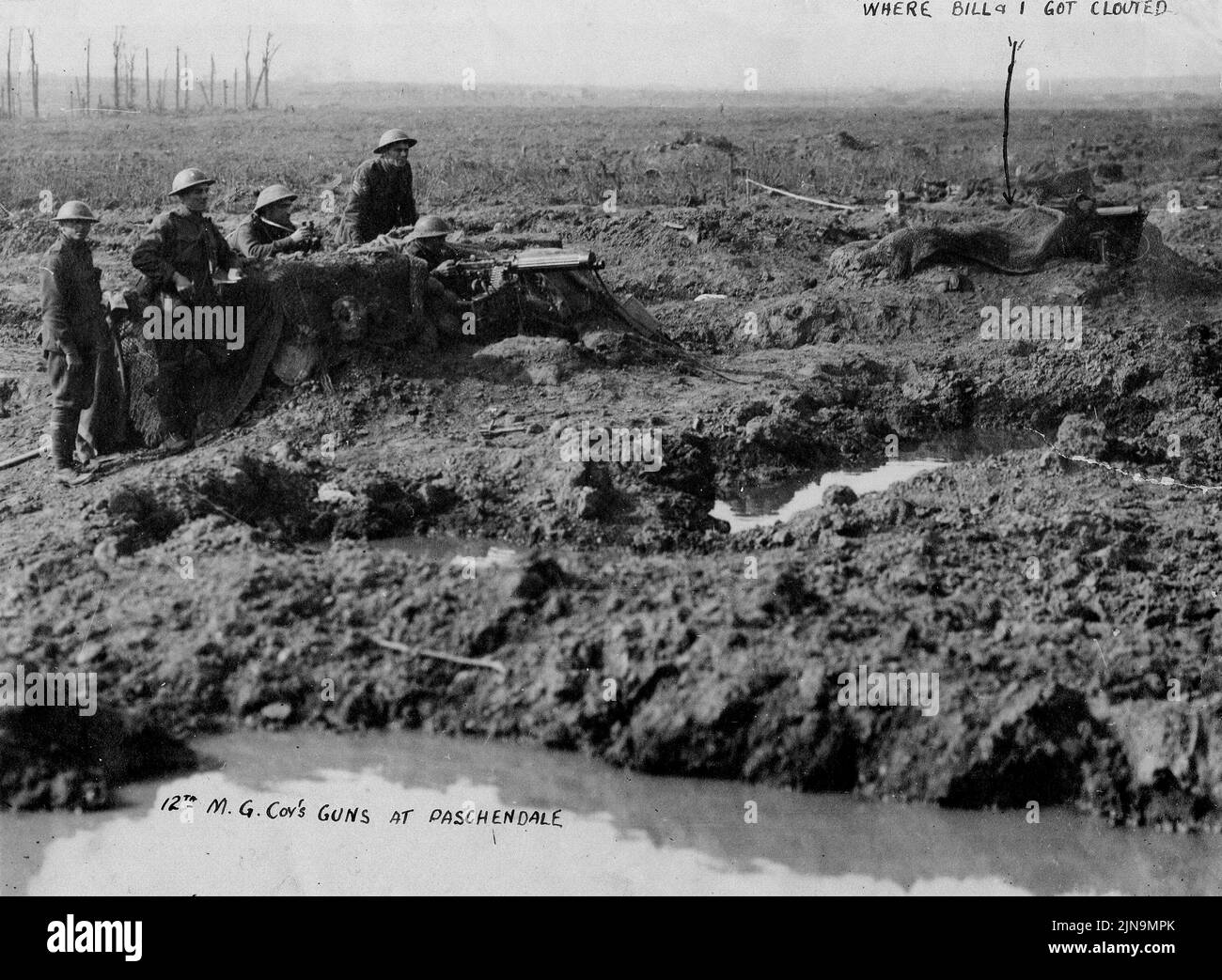 PASSCHENDALE, BÉLGICA - 1917 -- Soldados australianos ocupan una posición de ametralladora durante la Batalla de Passchendaele (también conocida como la Tercera Batalla de Y. Foto de stock
