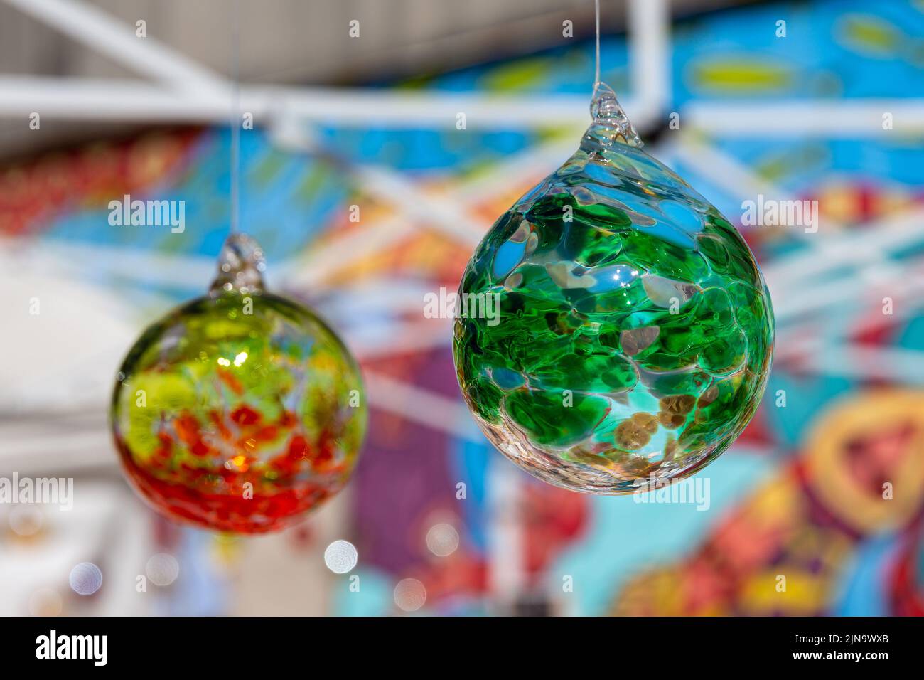 Coloridas bolas de cristal colgantes con enfoque selectivo en la bola verde  en primer plano. Los conceptos podrían incluir arte, decoración,  vacaciones, otros Fotografía de stock - Alamy