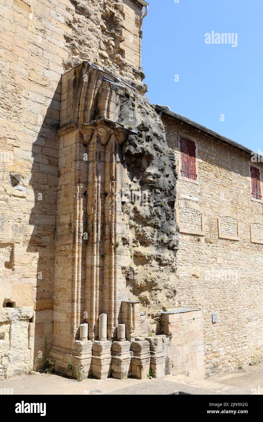 Pilastres cannelés. Vestigios. Abbaye de Cluny. Fondée en 909 o 910