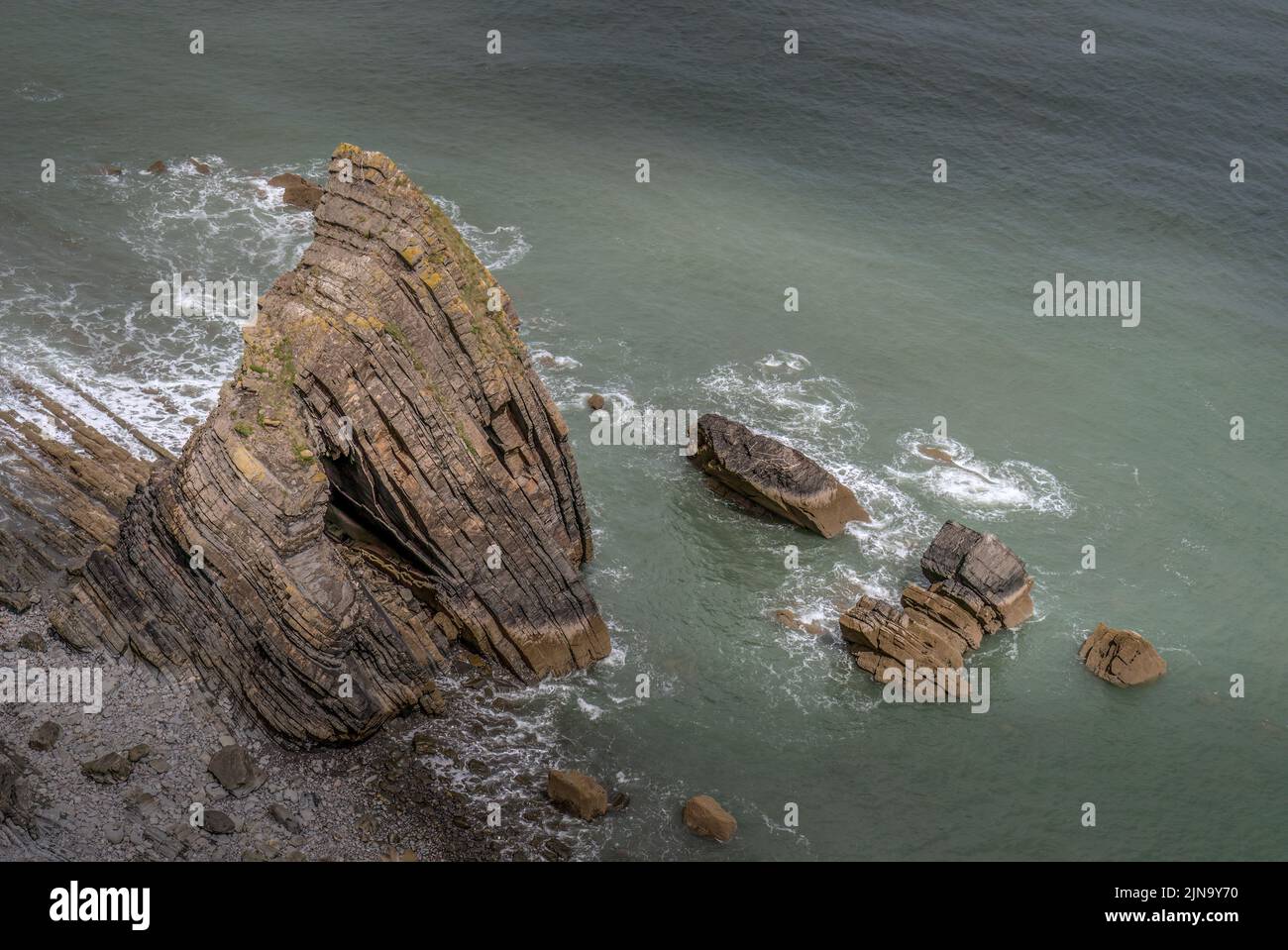 Blackchurch rock en la costa norte de Devon, Inglaterra. Vista desde los acantilados de arriba. Foto de stock