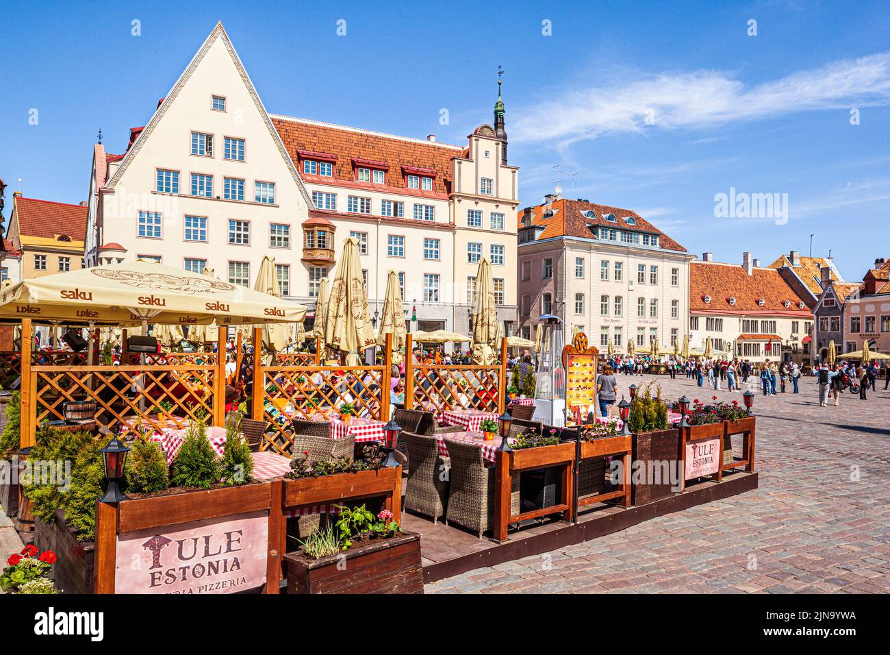 Al aire libre cafés en la bulliciosa Plaza del Ayuntamiento en el casco antiguo de Tallinn, la capital de Estonia Foto de stock