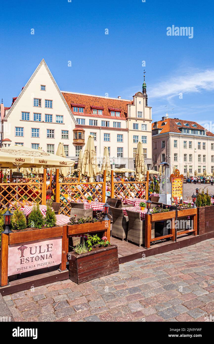 Al aire libre cafés en la bulliciosa Plaza del Ayuntamiento en el casco antiguo de Tallinn, la capital de Estonia Foto de stock