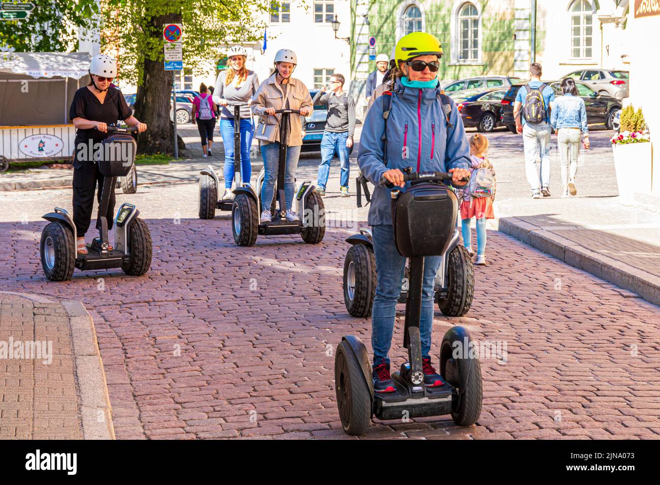 Visitas guiadas en scooters Segway en el casco antiguo de Tallinn, la capital de Estonia Foto de stock