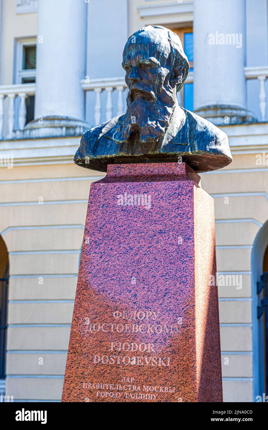 Monumento al novelista ruso Fiodor Dostojevski (Fiodor Dostoevsky) en el casco antiguo de Tallinn, la capital de Estonia Foto de stock