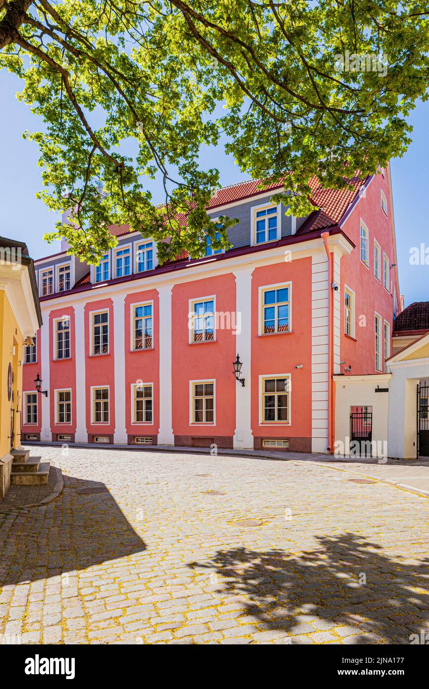 Un colorido edificio en la Ciudad Alta en la Ciudad Vieja de Tallinn, la capital de Estonia Foto de stock