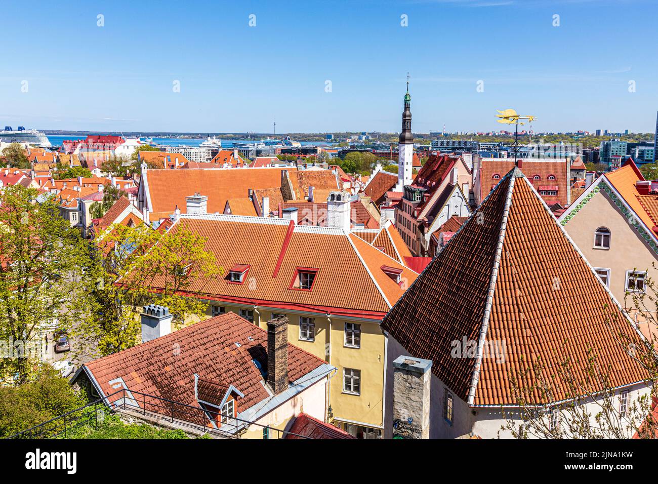 Desde la ciudad alta se puede contemplar las torres del casco antiguo de Tallinn, la capital de Estonia Foto de stock