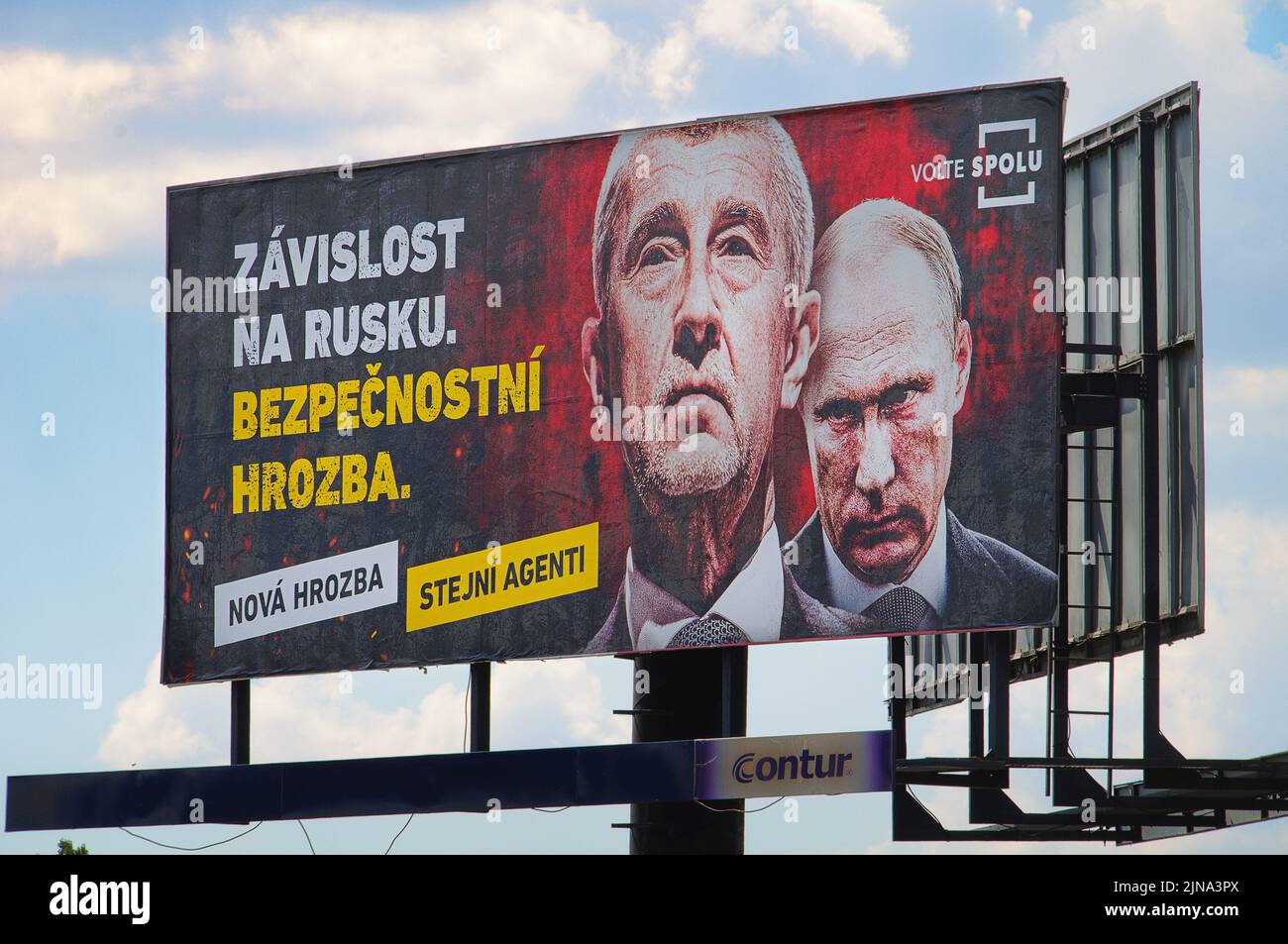 Cartelera electoral coalición SPOLU (Juntos), Praga, República Checa, 10 de agosto de 2022. (CTK Photo/Petr Malina) Foto de stock