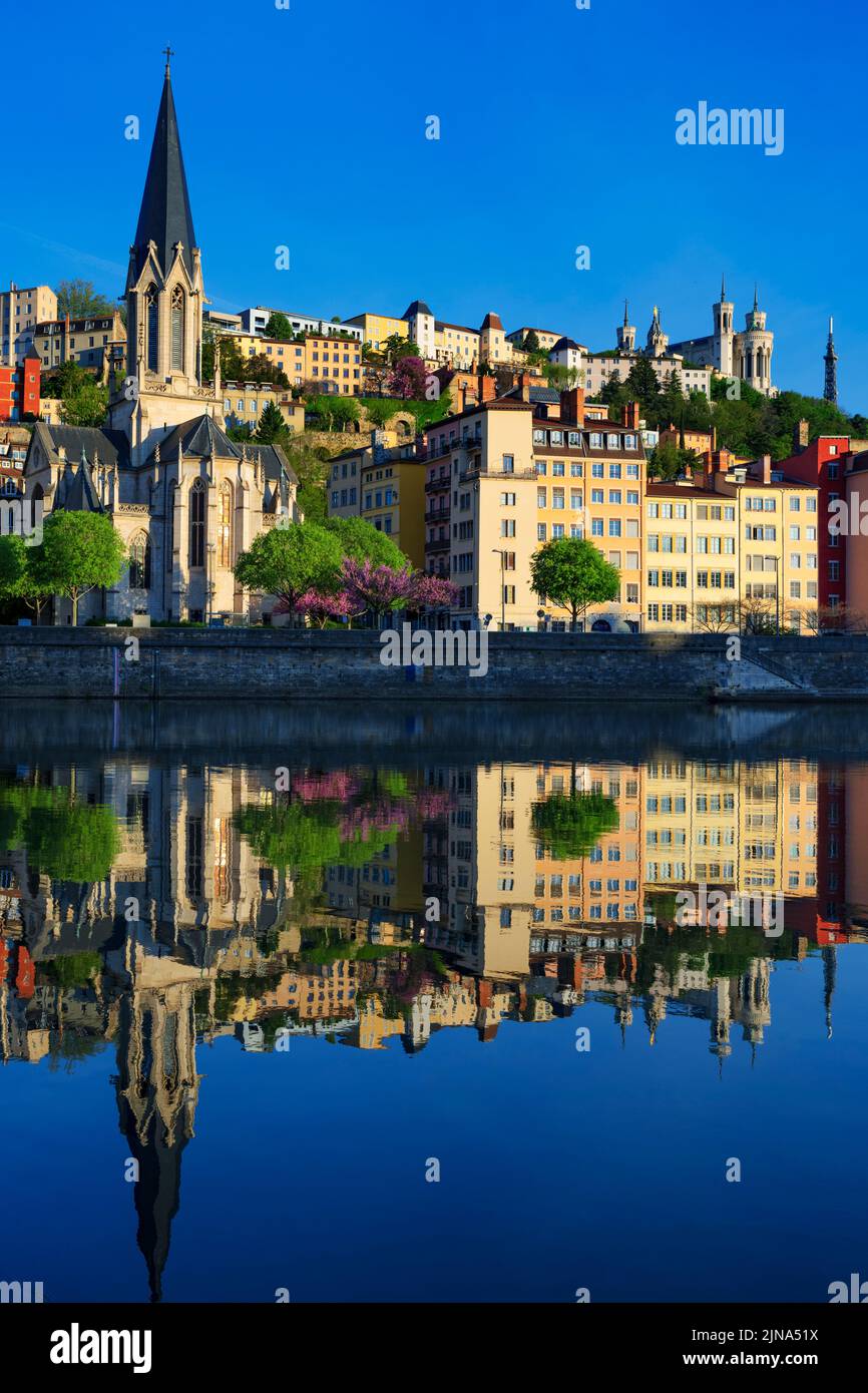 Vista vertical del río Saone por la mañana, Lyon, Francia Foto de stock