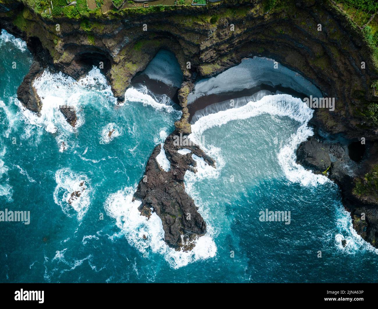 Vista aérea de la costa rocosa, Madeira, Portugal Foto de stock