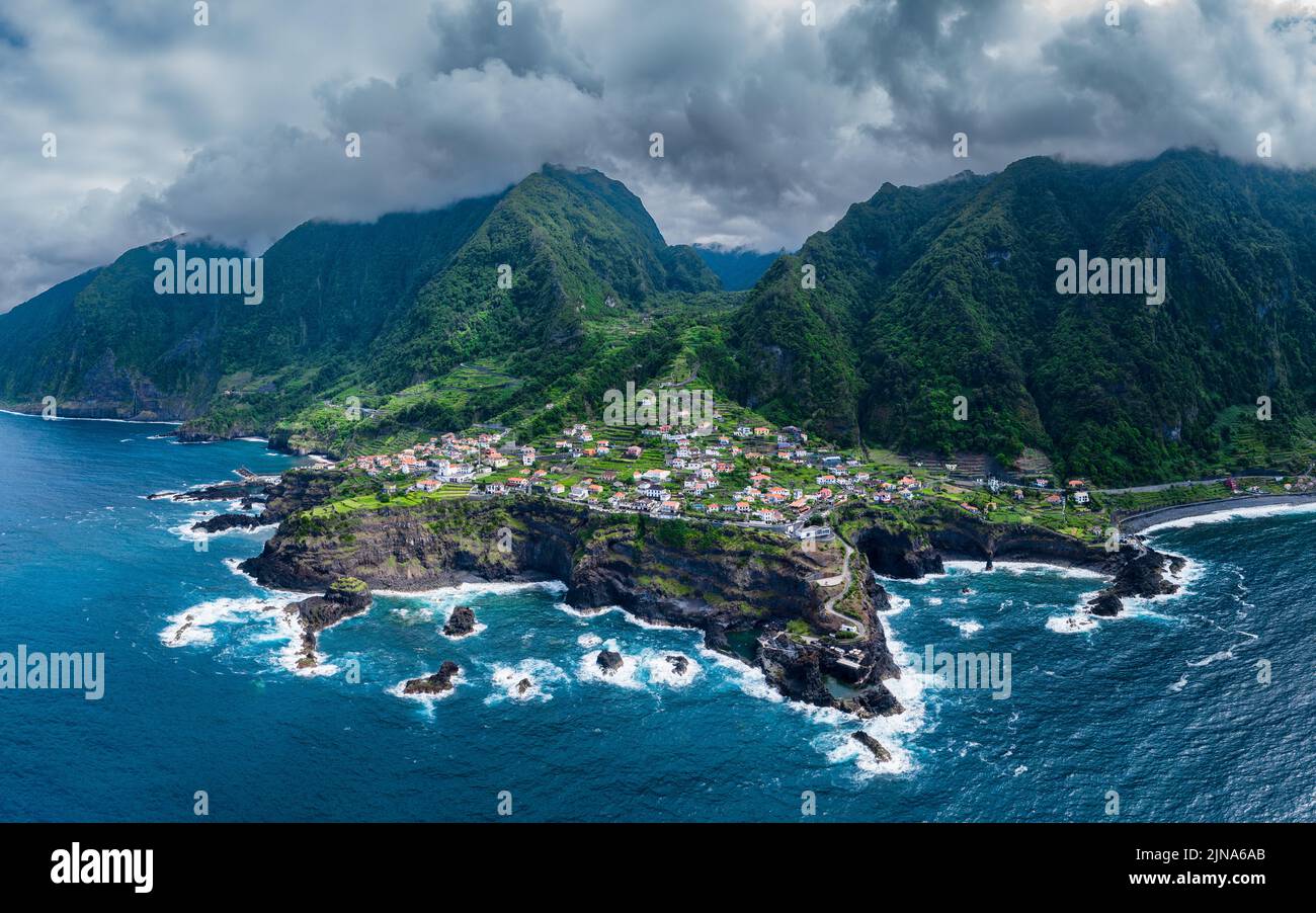 Vista aérea del pueblo costero, Seixal, Porto Moniz, Madeira, Portugal Foto de stock