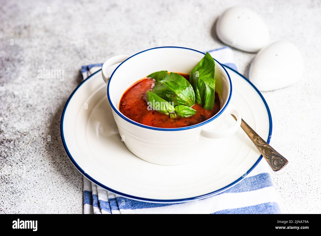 Se sirve sopa de gazpacho español sobre fondo rústico con espacio para copiar Foto de stock