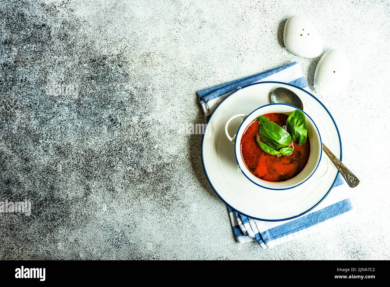 Se sirve sopa de gazpacho español sobre fondo rústico con espacio para copiar Foto de stock