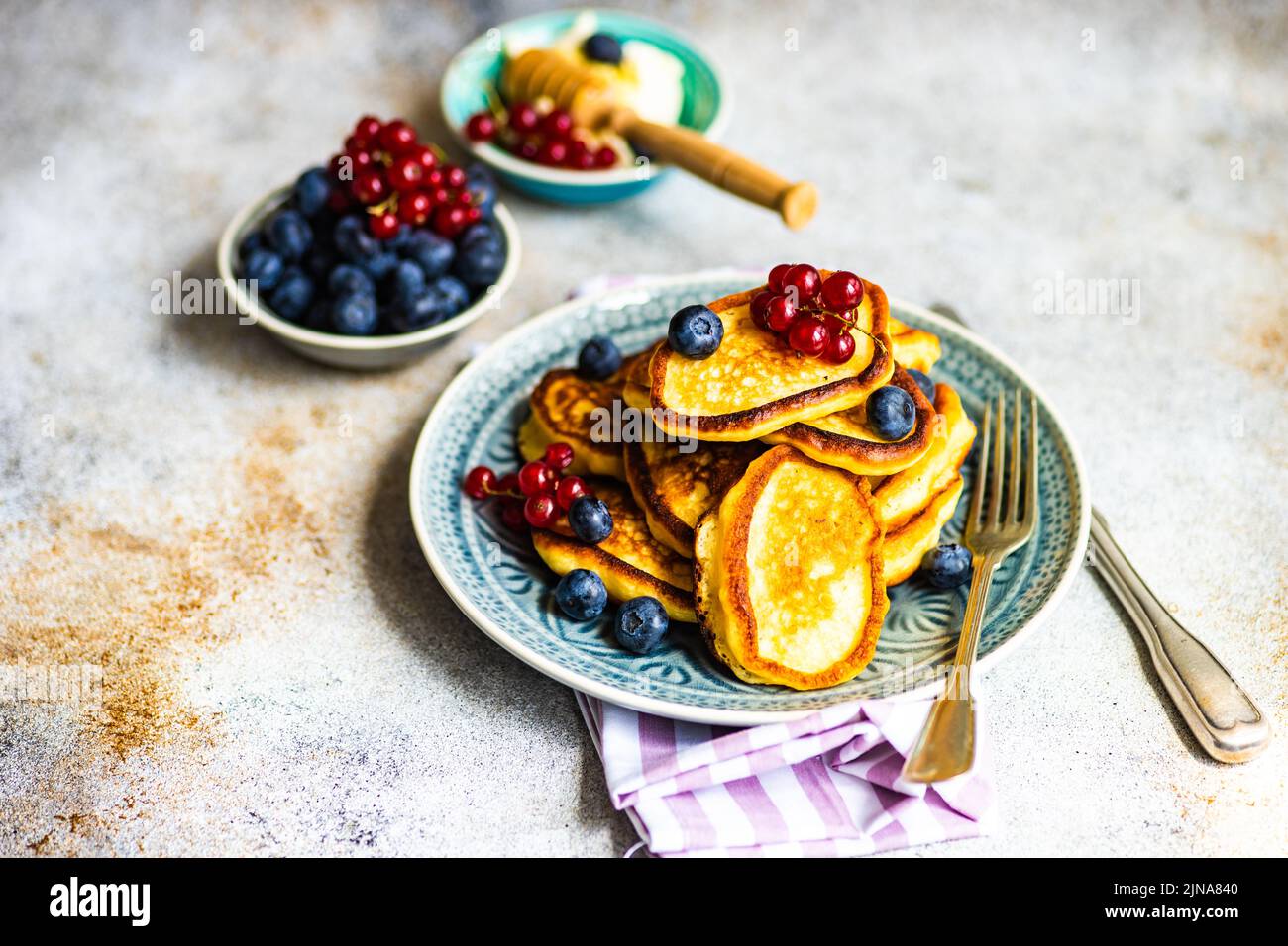 Panqueques tradicionales con bayas orgánicas para el desayuno Foto de stock