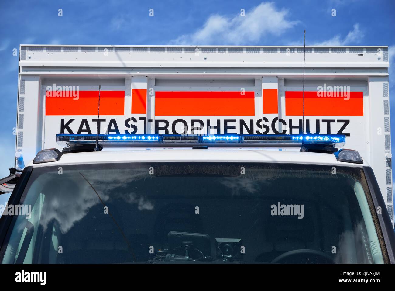 Vehículo de emergencia con la inscripción de protección contra desastres – Katastropenschutz Einsatzfahrzeug Foto de stock