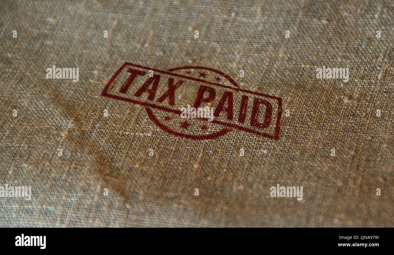 Sello de impuesto pagado impreso en saco de lino. Concepto de impuestos de negocios e impuestos sobre la renta. Foto de stock