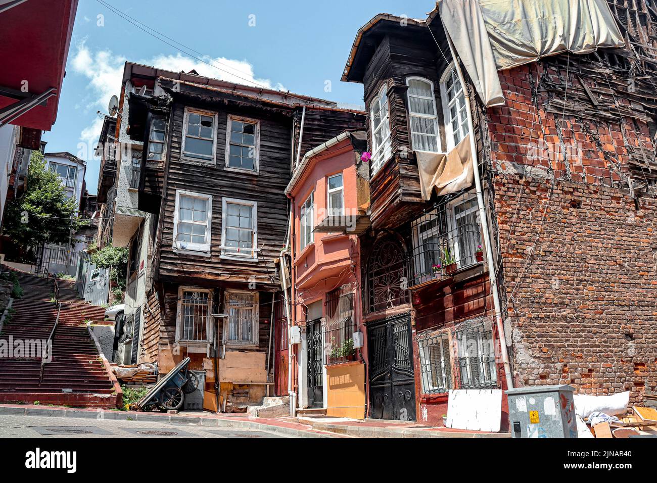 antiguas casas de madera en la ciudad de estambul. turquía Foto de stock