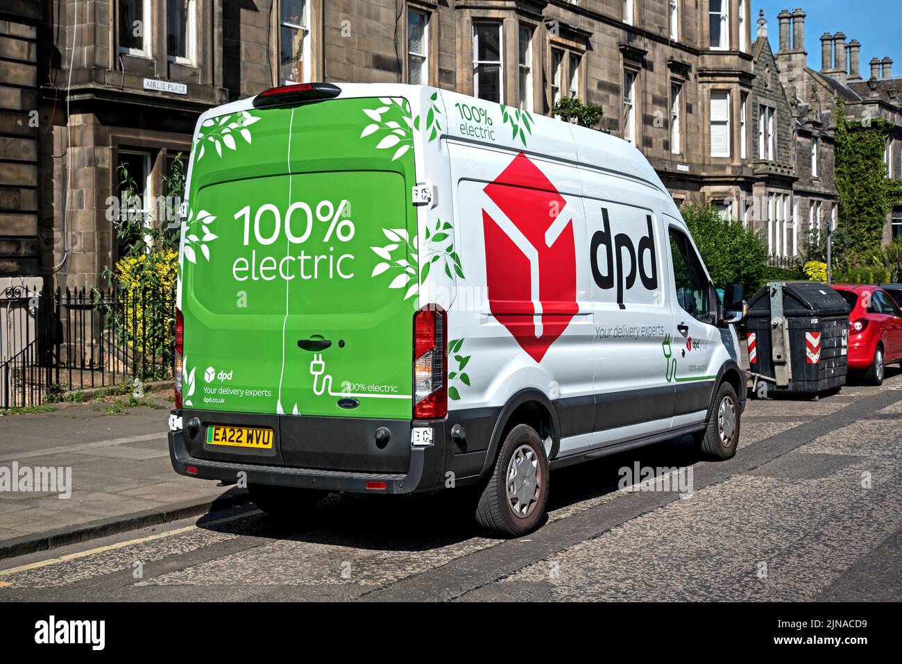 100% Electric dpd furgoneta de entrega estacionada en una calle en Edimburgo, Escocia, Reino Unido. Foto de stock