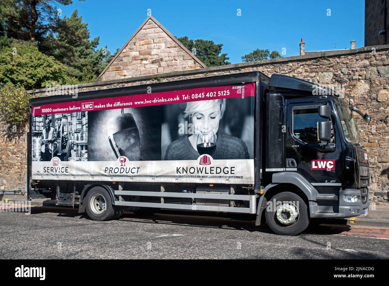 Camión LWC Drinks Ltd estacionado en la calle en Edimburgo, Escocia, Reino Unido. Foto de stock