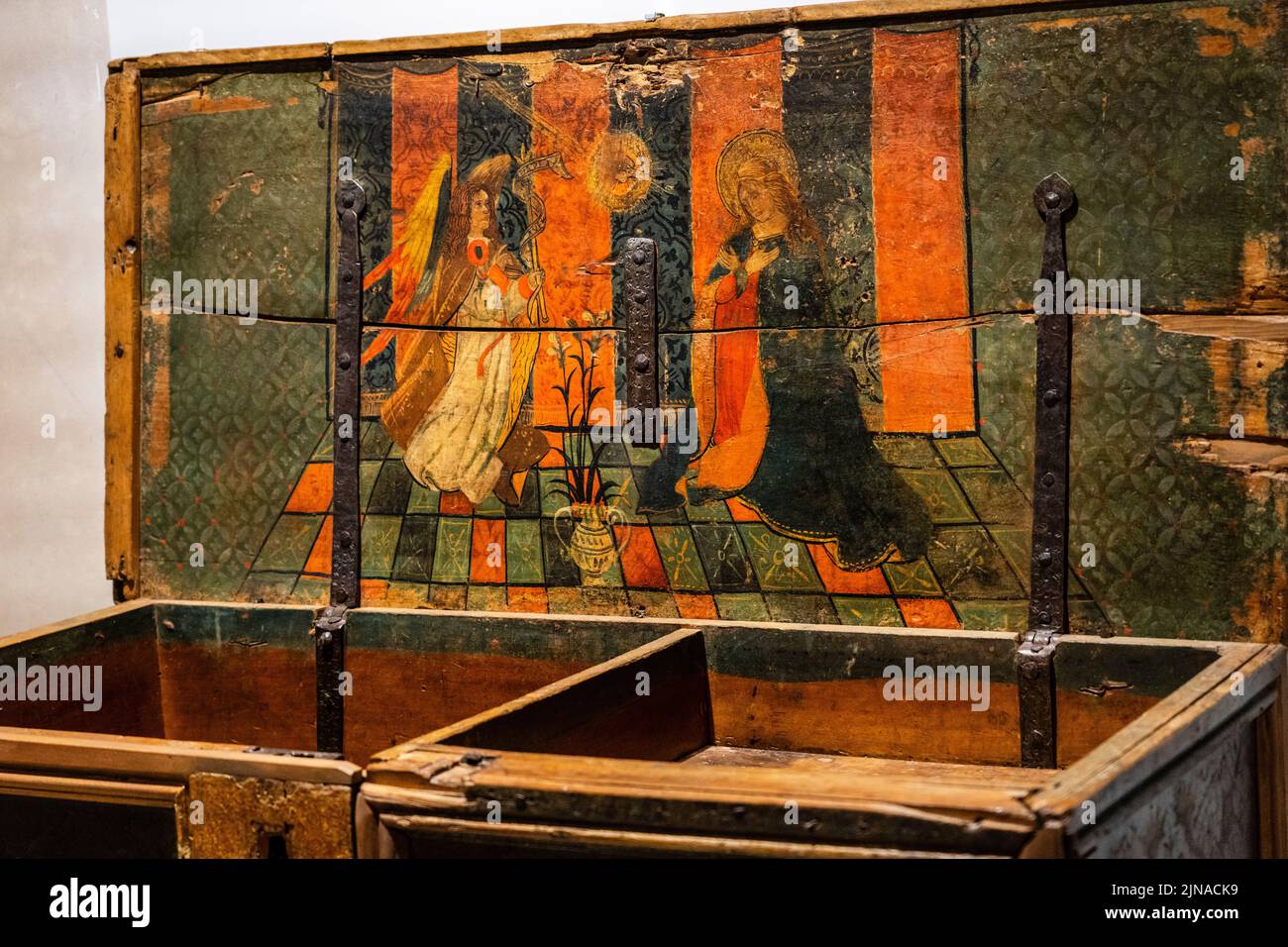 Arca de novia con la anunciación, anónima, 1500, madera dorada y policromada, Museu de Mallorca, Palma, Mallorca, España Foto de stock