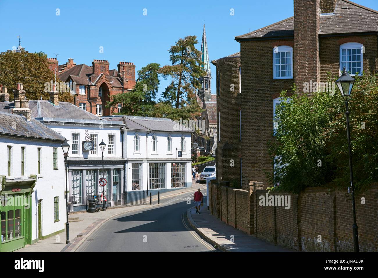 High Street en Harrow on the Hill, Gran Londres, Reino Unido, mirando hacia los edificios de Harrow School Foto de stock