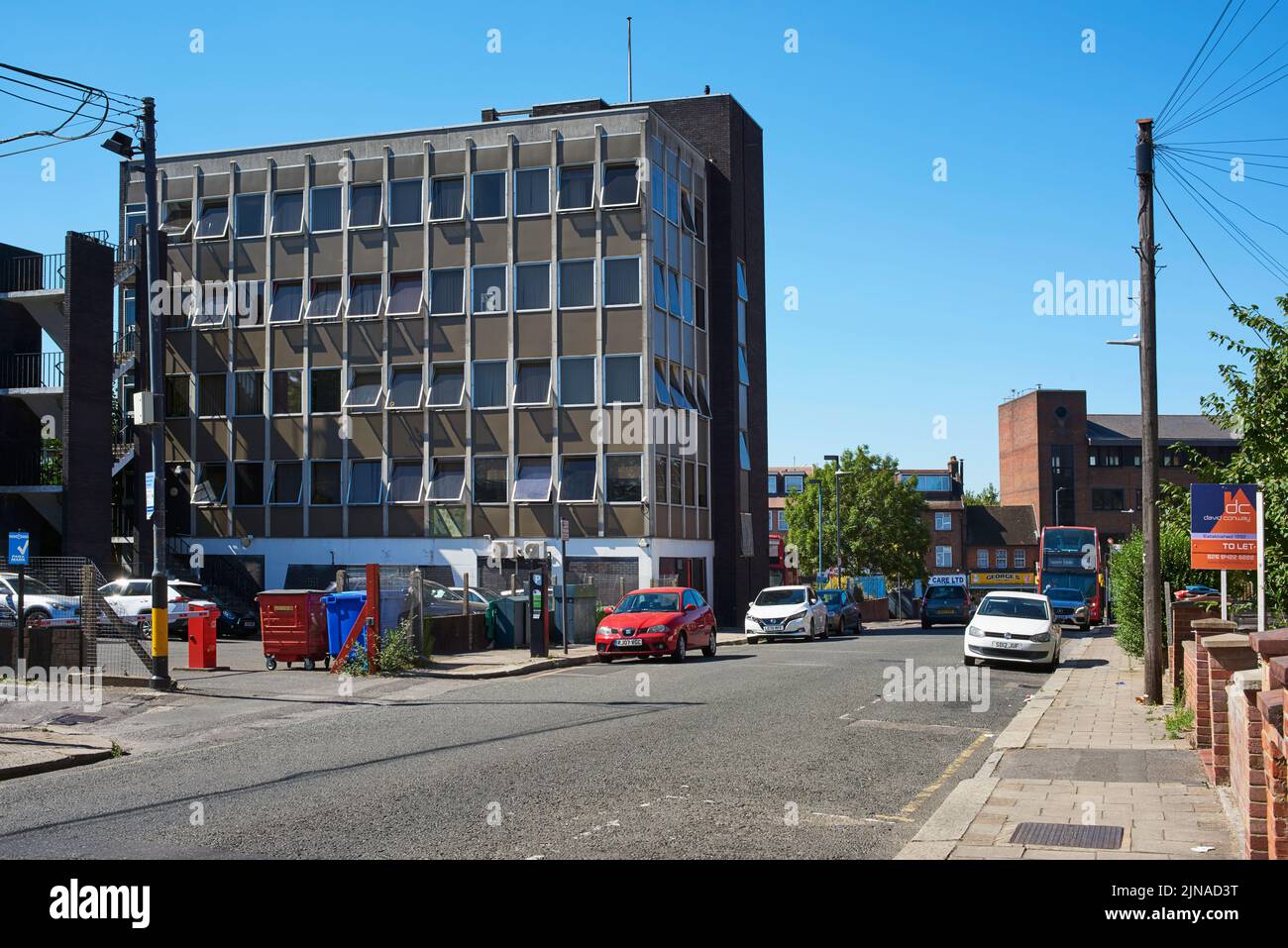 South Hill Avenue en el centro de South Harrow, Gran Londres, Reino Unido, con el Pentax House Building a la izquierda Foto de stock