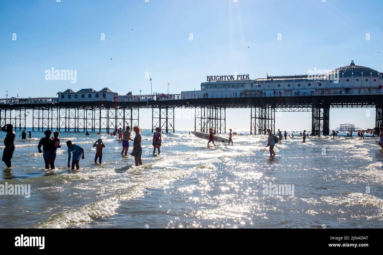 Brighton Reino Unido 10th de agosto de 2022 - Brighton Beach está lleno de personas al final de un día soleado y caliente como otra ola de calor comienza con una advertencia de ámbar que se emite en partes del sureste: Crédito Simon Dack / Alamy Live News Foto de stock